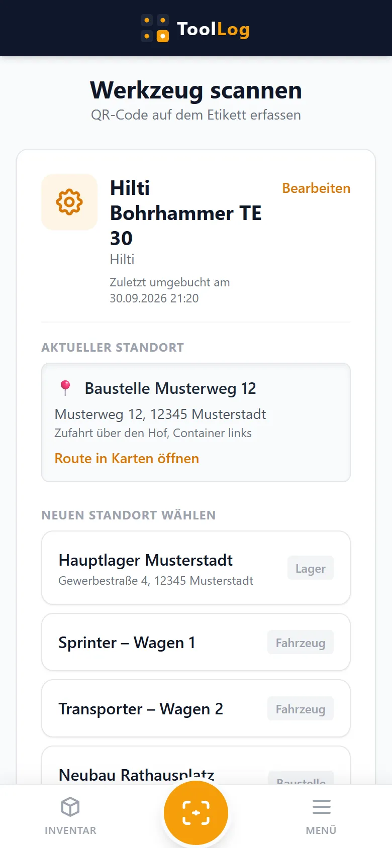 Ein gescanntes Werkzeug auf dem Handy: Hilti Bohrhammer mit aktuellem Standort Baustelle Musterweg 12, darunter die anderen Standorte zum Umbuchen.